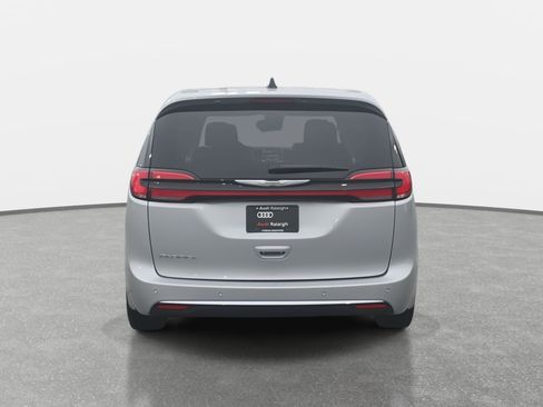 Used 2024 Chrysler Pacifica Touring-L image 6