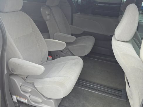 Used 2018 Toyota Sienna LE FWD image 12