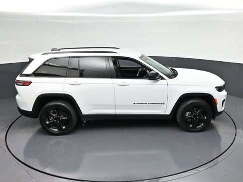 Used 2024 Jeep Grand Cherokee Limited w/ Black Appearance Package AWD/4WD image 24