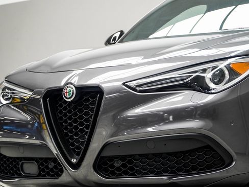Used 2023 Alfa Romeo Stelvio Veloce image 2