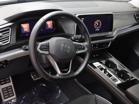 Used 2025 Volkswagen Atlas Peak Edition SE image 6