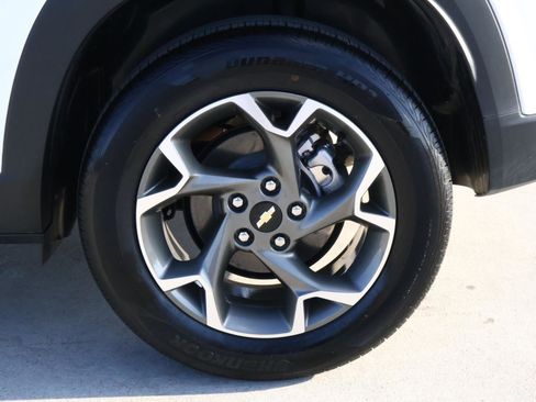 Used 2025 Chevrolet Trax LT w/ LT Convenience Package image 8