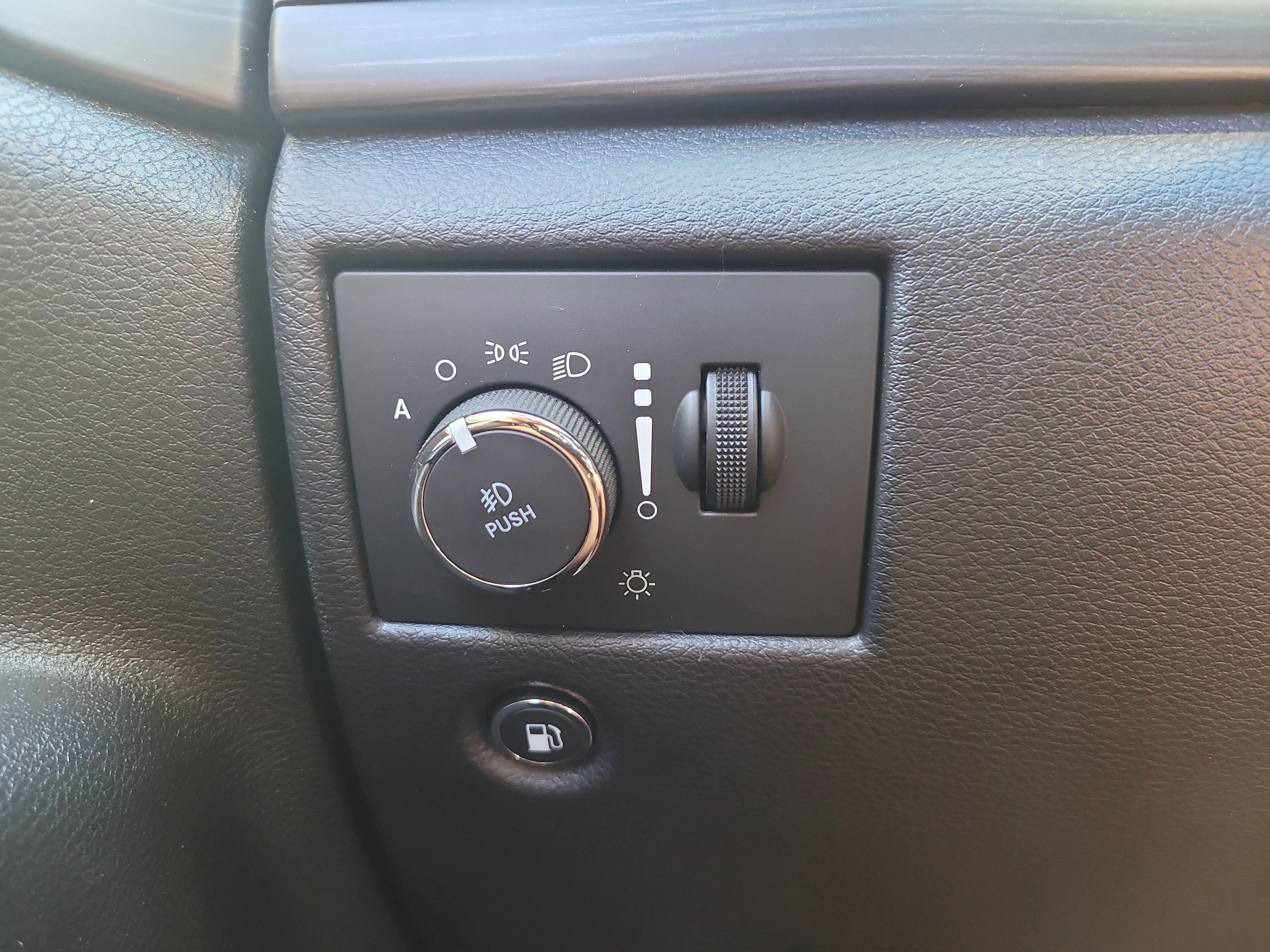 Used 2021 Jeep Grand Cherokee Laredo AWD/4WD image 31