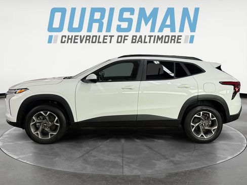 Certified 2025 Chevrolet Trax LT w/ Driver Confidence Package FWD image 3