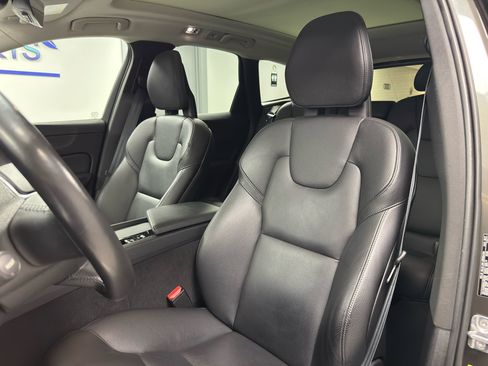 Used 2018 Volvo XC60 T5 Momentum w/ Convenience Package image 11