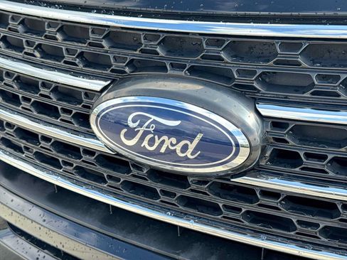 Used 2022 Ford Explorer XLT w/ Equipment Group 202A AWD/4WD image 11