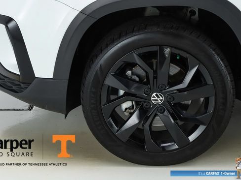Used 2023 Volkswagen Taos SE w/ Panoramic Sunroof Package FWD image 43