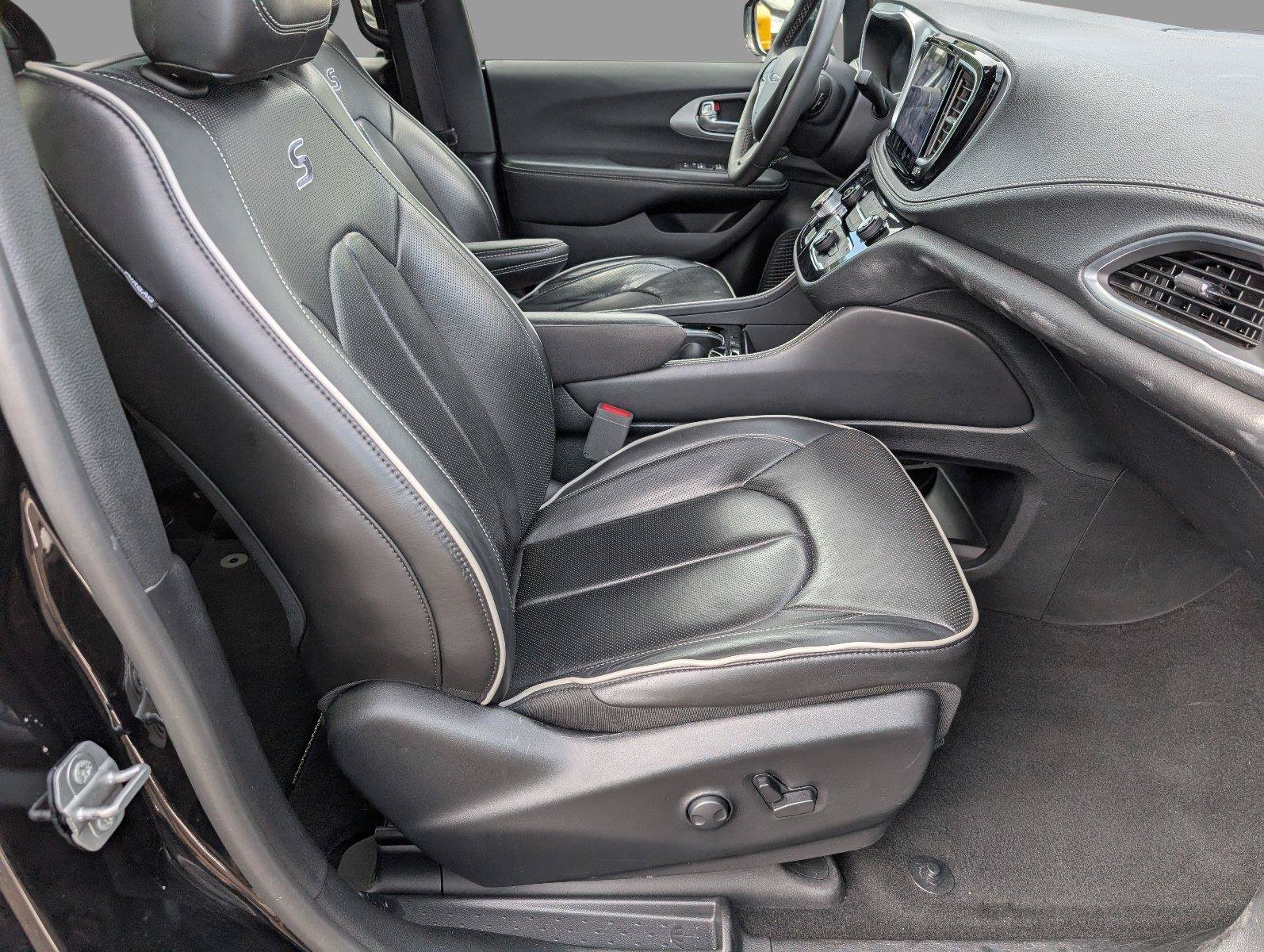 Used 2025 Chrysler Pacifica Limited FWD image 40