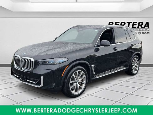 Used 2025 BMW X5 xDrive50e image 3