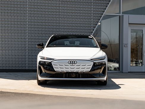 Certified 2025 Audi S6 e-tron Prestige w/ 21" Black Optic Package image 41