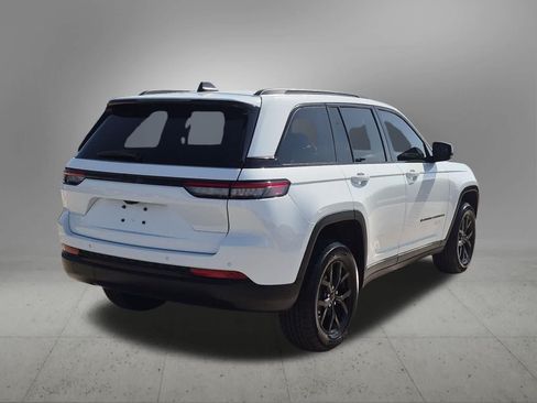 Used 2025 Jeep Grand Cherokee Altitude RWD image 6