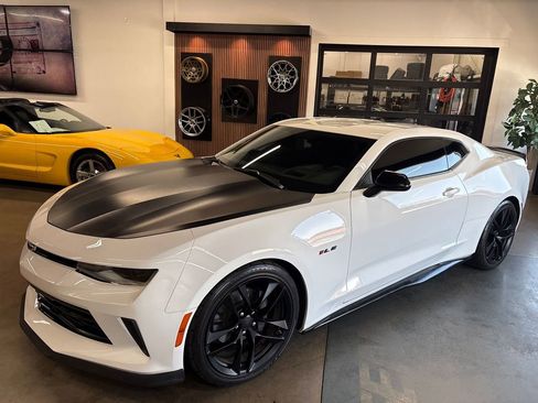 Used 2017 Chevrolet Camaro LT RWD image 3