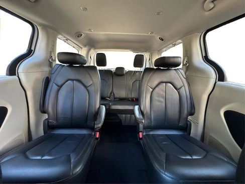 Used 2020 Chrysler Pacifica Touring-L FWD image 14