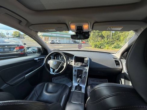 Used 2017 Volvo XC60 T5 Dynamic w/ Preferred Option Package FWD image 20