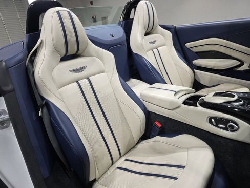 Used 2022 Aston Martin V8 Vantage Roadster image 19