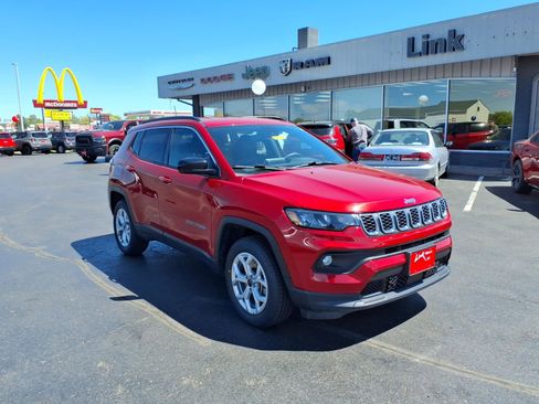 Used 2025 Jeep Compass Latitude AWD/4WD image 8