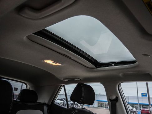 Used 2025 Hyundai Venue SEL FWD image 15
