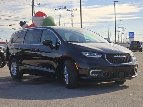 New 2026 Chrysler Pacifica Select image 16