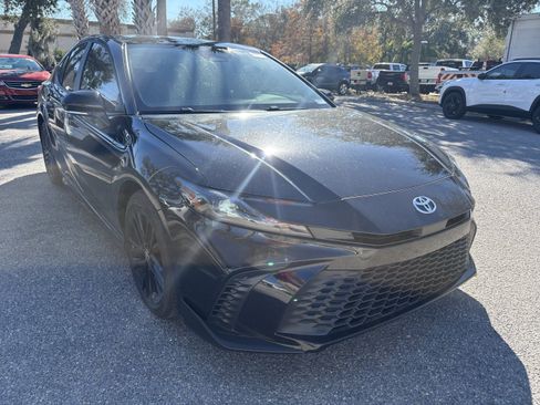 Used 2025 Toyota Camry SE image 1