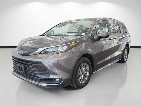 Used 2025 Toyota Sienna XLE image 7