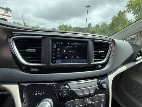 Used 2022 Chrysler Voyager LX FWD image 16