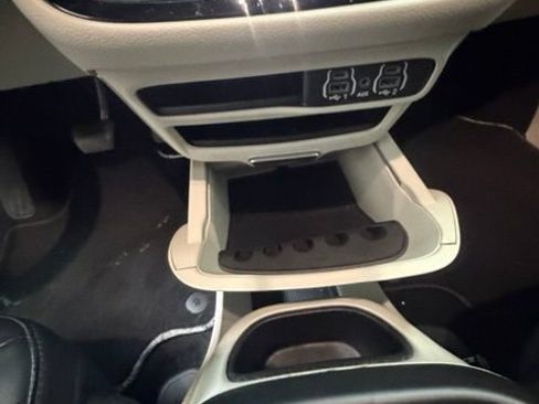 Used 2023 Chrysler Pacifica Touring-L FWD image 17
