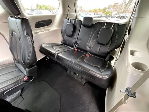 Used 2024 Chrysler Pacifica Touring-L image 16