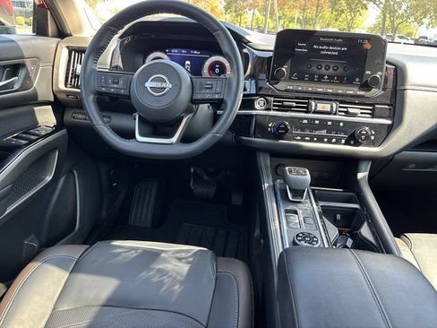 Used 2024 Nissan Pathfinder Platinum w/ Black Appearance Package AWD/4WD image 19