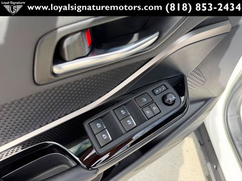 Used 2019 Toyota C-HR XLE FWD image 18