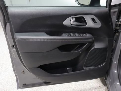 Used 2023 Chrysler Pacifica Touring-L w/ Uconnect Theater Family Group image 15