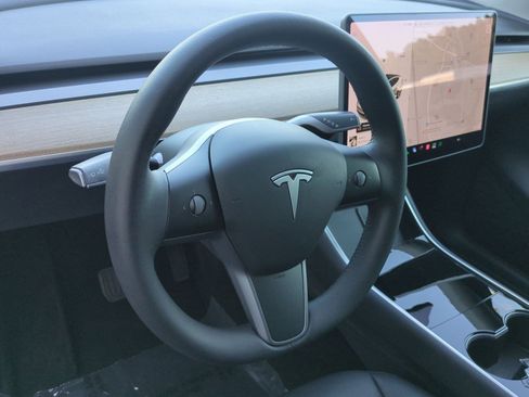 Used 2021 Tesla Model Y Long Range AWD/4WD image 18