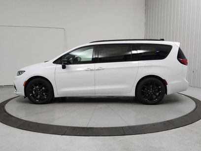 New 2026 Chrysler Pacifica Limited w/ S Appearance Package