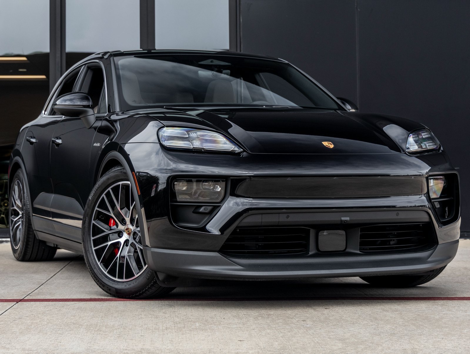 Certified 2025 Porsche Macan 4S Electric AWD/4WD image 6