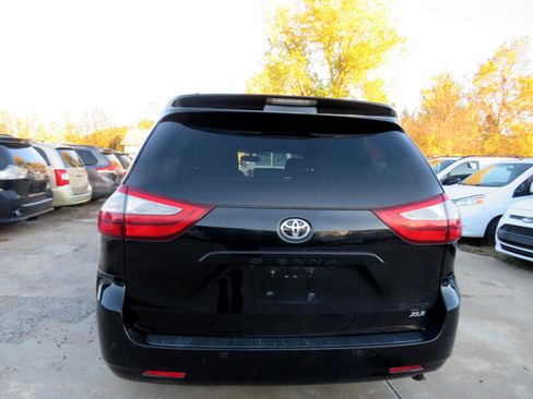 Used 2015 Toyota Sienna XLE image 3
