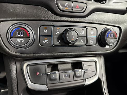 Used 2024 GMC Terrain SLT image 24