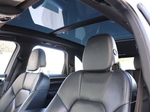 Used 2018 Porsche Cayenne Platinum Edition w/ Premium Package image 64