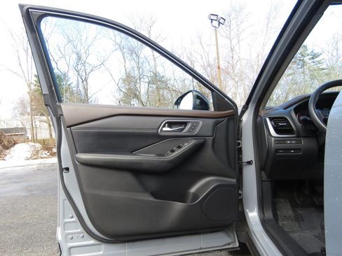 Used 2021 Nissan Rogue Platinum image 9