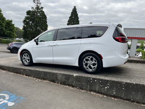 Used 2024 Chrysler Pacifica Limited FWD image 5