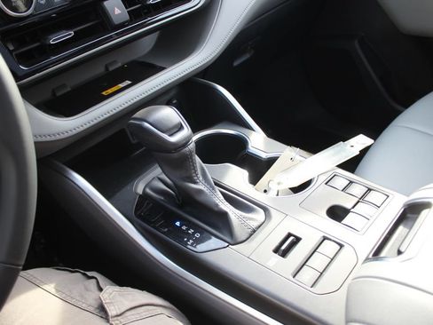 Used 2024 Toyota Highlander XLE AWD/4WD image 12