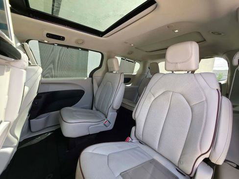 Used 2018 Chrysler Pacifica Limited w/ Tire & Wheel Group FWD image 12