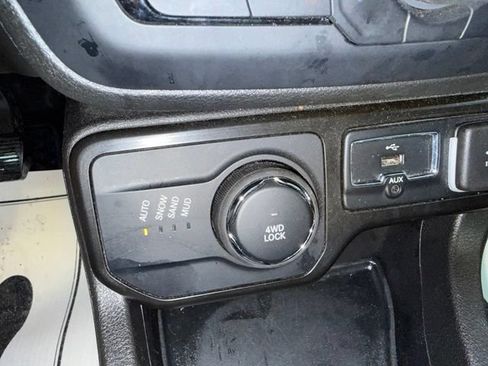 Used 2023 Jeep Renegade Latitude AWD/4WD image 24