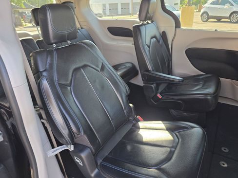 Used 2021 Chrysler Pacifica Touring-L FWD image 25