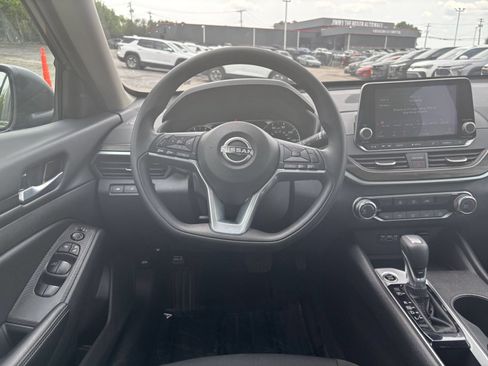 Used 2025 Nissan Altima 2.5 SV FWD image 29