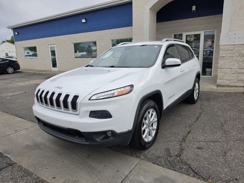 Used 2018 Jeep Cherokee Latitude AWD/4WD image 3