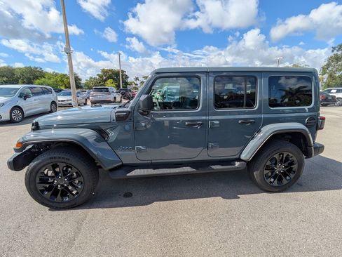 Used 2025 Jeep Wrangler Unlimited Sahara AWD/4WD image 9