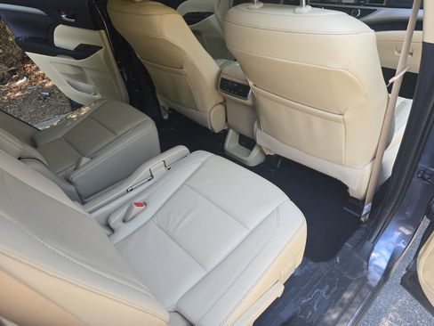 Used 2019 Toyota Highlander XLE FWD image 11