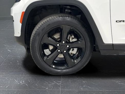 Used 2023 Jeep Grand Cherokee Limited w/ Luxury Tech Group II image 37