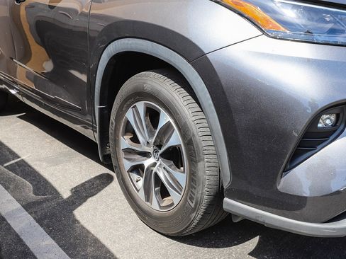 Used 2022 Toyota Highlander XLE FWD image 12
