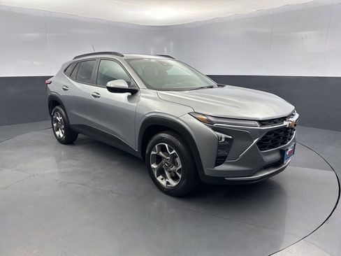 Used 2025 Chevrolet Trax LT w/ LT Convenience Package image 7