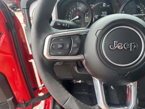 Used 2025 Jeep Wrangler Unlimited Sahara AWD/4WD image 26